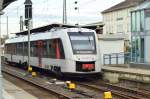 Der Abellio Triebwagen VT 121205/648 005-4 verlässt hier geragde den Hauptbahnhof Solingen-Ohligs in Richtung Solingen Mitte als S7.