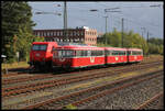 Modern und Alt waren am 28.09.2024 nebeneinander im Bahnhof Stade geparkt. Dabei verdeckte die dreiteilige Schienenbus Garnitur der EVB die daneben stehende MEG 145052-7. Von vorn aus gesehen besteht die Schienenbusgarnitur aus folgenden Fahrzeugen: 996777-8, 998915-2 und 796828-1.
