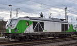 Salzburger Eisenbahn Transport Logistik GmbH, Salzburg [A] mit der Vectron Dual Lok  248 017  [NVR-Nummer: 90 80 2248 017-6 D-ELOC] ist am 21.02.24 am Bahnhof Stendal Hbf.