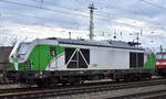 Salzburger Eisenbahn Transport Logistik GmbH, Salzburg [A] mit der Vectron Dual Lok  248 016  [NVR-Nummer: 90 80 2248 016-8 D-ELOC] ist am 21.02.24 am Bahnhof Stendal Hbf.