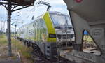 Mal aus ganz anderer Bildperspektive, ITL - Eisenbahngesellschaft mbH, Dresden [D] mit ihrer Eorodual Lok  159 102-3  [NVR-Nummer: 90 80 2159 102-3 D-ITL] und einem Schüttgutwagenzug am  Abend