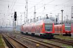 Hier verlsst der RE (RE 36066) nach Uelzen den Bahnhof Stendal. Gezogen hat die 112 182-1. Daneben steht die 425 007-2 und wartet auf neue Aufgaben. 20.11.2010