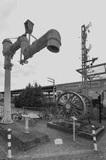 Die  Historische Ecke  am Hauptbahnhof Stralsund mit Wasserkran, Treibradsatz und mechanischem Signal.