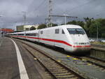 401 054,nach Berlin Südkreuz,auf Gleis 2,in Stralsund am 11.September 2024.