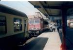 Whrend der Zugteil aus den Stralsunder Bahnhof nach Plauen fuhr,fuhr die 155 207 im August 1997 ins damalige Bw Stralsund.