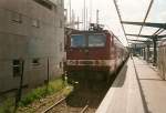 143 189 stande im Juni 1999 im Stralsunder Hbf ohne Bahnsteigdach am Bahnsteig 1.