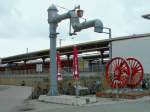Aus der Dampflokzeit: Wasserkran und Triebachse am Bahnhof Stralsund 
ausgestellt. - 21.08.2006
