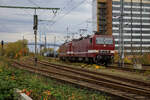 DeltaRail 243 931 & 243 864 beim Umlaufen im Bf Rügendamm am 12.10.2022. Standort: Parkplatz vom Stw. Rügendamm.