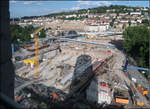 . Ein Turmschatten in der Grube -

In diesem Teil der Grube ist der Bau des neuen Stuttgarter Hauptbahnhofes schon am weitesten fortgeschritten. Die Bahnsteige und Gleiströge sind schon betoniert und man ist dabei die ersten Kelchstützenfüße zu erstellen.

28.07.2017 (M)