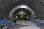 Großer Querschnitt -    Im Übergang vom dreigleisigen zum zweigleisigen Tunnel sind die beiden Röhren mit einem sehr großen Ausbruch-Querschnitt erstellt worden.