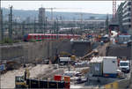 Der S-Bahntunnelbau hat so richtig Fahrt aufgenommen -

Während ein S-Bahnzug die Rampe abwärts in den Stuttgarter Innenstadttunnel rollt, wird daneben in großer Baugrube an der Verlängerung zur neuen, nach oben offenen Station Mittnachtstraße gearbeitet. Dieser entsteht in offener Bauweise, während der ab Mittnachtstraße weiterführende Tunnel für die Linien S1, S2 und S3 bergmännisch unter den Gleisanlagen und dem Rosensteintunnel aufgefahren wird. Auch sämtlich anderen Tunnelstrecken für Stuttgart 21 werden in unterirdischen Bauverfahren erstellt.
Der S-Bahntunnel wird wohl vor dem eigentlichen Bahnprojekt in Betrieb gehen.

28.08.2018 (M)