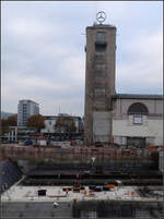 Die Schieflage -    Zur Verdeutlichung der Schräglage der Bahnsteige des neuen Stuttgarter Hauptbahnhofes habe ich die Aufnahme nach den in Bau befindlichen Bahnsteigen ausgerichtet.