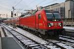 147 002 verlässt am Morgen des 4.1.2019 mit dem IRE19030 nach Karlsruhe Hauptbahnhof den Stuttgarter Hauptbahnhof. 