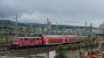 111 078 schiebt einen RE aus Tübingen in den Stuttgarter Hbf hinein. Aufgenommen am 25.8.2018 14:39 von der Stadtbahnstation Budapester Platz.