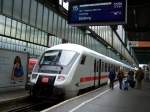 Wrend die Fahrgste zum Zug laufen, wartete IC2391 mit dem Steuerwagen  Black nose IC  im Bahnhof Stuttgart Hbf auf die Abfahrt.