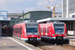 Noch in klassischem Rot: Am 30.07.2022 begegnen sich 430 004 als S2 nach Schorndorf und 423 520 als S5 nach Bietigheim-Bissingen stammstreckensperrungsbedingt in Stuttgart Hbf (oben). 