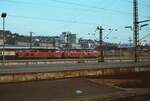 Wo 2023 nur noch Öde und Lärm ist, waren 1983 auf dem Stuttgarter Hauptbahnhof  noch echte Züge der DB vorhanden...