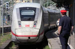 ICE 2407 nach München in Stuttgart - 

Der Pfiff zur Abfahrt wurde gegeben und der ICE 4 rollt am Bahnsteig entlang hinaus auf die Strecke nach München.

28.07.2024 (M)