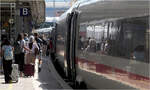 ICE 2407 nach München in Stuttgart - 

Alle ausgestiegenen Fahrgäste strömen in die eine Richtung zum Kopfbahnsteig. Interessant die geschlängelte Bahnsteigkante an Gleis 15.

28.07.2024 (M)