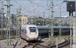 ICE 2407 nach München in Stuttgart - 

Über enge Bögen und Doppelkreuzweichen führt die Einfahrt den ICE 4 auf das Gleis 15.

28.07.2024 (M)