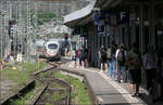 Im Zick-Zack an einem heißen Tag am Bahnsteig entlang -     Einfahrt eines ICE 3 Zuges im Stuttgarter Hauptbahnhof.