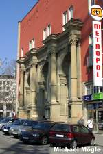 Die Fassade des ehemaligen Centralbahnhofs in Stuttgart. Nach dem Neubau des heutigen Stuttgarter Bahnhofs wurde der ehemalige Bahnhof verschiedenartig genutzt. Heute befindet sich ein Kino im Gebude. Durch Zerstrung im Krieg zeugt heute eigentlich nur noch die teilweise erhaltene Fassade vom alten Centralbahnhof. 2005