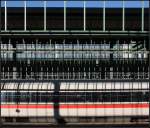 Alles gerastert - 

Seit die Glasscheiben aus dem Bahnhofsdach entfernt wurden, ergeben sich ganz neue Licht- und Schattenspiele im Stuttgarter Hauptbahnhof. Die Rasterfassade des Bankgebäude dahinter passt auch noch dazu. 

31.10.2012 (M)