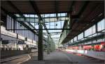 Ein Bahnhof im Umbruch (Rückbau) - 

Nachdem die Gleise 1 und 16 des Stuttgarter Hauptbahnhofes schon weiter hinten enden, laufen im Juli 2013 die Arbeiten an den Gleisen 2 und 3. Hier wird Platz geschaffen für die Baugruppe des neuen Tiefbahnhofes. 

20.07.2013 (M)