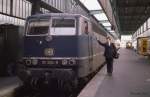Eine nette Geste. Da denkt auch jemand mal an andere:
Der Zugbegleiter überreicht dem Lokführer eine Zeitung, die er sicher im Zug  gefunden  hat! - Die Szene hielt ich am 3.3.1989 um 9.27 Uhr im Hauptbahnhof Stuttgart fest!