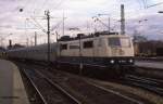 111058 fährt am 3.3.1989 um 9.38 Uhr aus Ingolstadt kommend in Gleis 13 in Stuttgart HBF ein.
