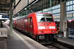 Mit dem RE 19041 (Stuttgart Hbf - Singen (Hohentwiel)) stand am 23.10.2014 die 146 225-8  Baden Württemberg erfahren/Danke für 20 Mio. verkaufte Tickets  im Startbahnhof und wartet auf die Ausfahrt.