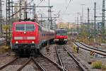 Nachschuss auf 111 212-7, als sie am 06.11.2015 ihre n-Wagen Garnitur als Leerzug aus dem Stuttgarter Hbf ins BW Stuttgart Rosenstein schob.