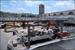 Über der S-Bahn wird abgebrochen -     Von 1972 bis 1978 entstand unter dem Stuttgarter Hauptbahnhof die S-Bahnstation.