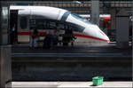 Ein grüner Eimer und ein ICE mit Überrollbügel -    Hauptbahnhof Stuttgart, 13.07.2017 (M)