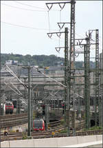 Etwas eingezwängt ins Vorfeld aufsteigend -    Das optische Vorfeld-Chaos mit einem aus der Tiefe kommenden S-Bahnzuges am Stuttgarter Hauptbahnhof.