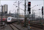 Hinaus in Vorfeld -    Vermutlich um am Bahnsteig Platz zu machen für einen anderen Zug, fährt dieser ICE 4 hinaus aufs Vorfeld.