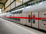 IC-Doppelstickwagen in einem IC/RE aus Singen (Hohentwiel) in Stuttgart Hbf, 22.03.2018.