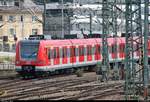 Im Mastenwald von Stuttgart Hbf verschwindet 423 341-7 der S-Bahn Stuttgart als S5 von Stuttgart Schwabstr.