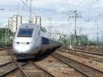 Ein TGV aus Strabourg fhrt in den Bahnhof Stuttgart Hbf ein.