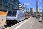 Am 03.06.2015 rangiert 185 697  Jolina  den Kirchentagsonderzug in Richtung Abstellbahnhof aus Gleis 1 des Stuttgarter Hbf.