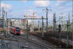 An der S-Bahnrampe -    Ein S-Bahnzug der Baureihe an der Rampe hinunter in den Tiefbahnhof des Stuttgarter Hauptbahnhofes.