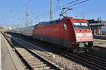 101 046-1 schiebt am 16.11.2018 den IC2014 von Stuttgart Hauptbahnhof nach Emden Hauptbahnhof aus dem Stuttgarter Hauptbahnhof.