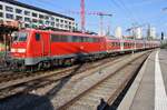 111 043-6 schiebt am 16.11.2018 den RE22025 nach Tübingen Hauptbahnhof aus dem Stuttgarter Hauptbahnhof.