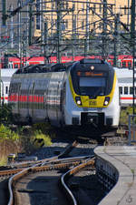 Der Elektrotriebzug 3442-203 Mitte September 2019 kurz vor der Ankunft am Hauptbahnhof in Stuttgart. 