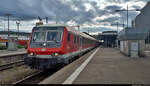 Bnrbdzf mit Schublok 111 043-6 von DB Regio Baden-Württemberg als RE 22035 nach Tübingen Hbf steht im Startbahnhof Stuttgart Hbf auf Gleis 2.