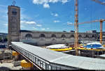 Blick auf das Empfangsgebäude (Bonatzbau) mit bekanntem Uhrturm in Stuttgart Hbf. Davor wird für die neuen unterirdischen Bahnsteige kräftig gebaut. Nach der Fertigstellung sollen etliche Kelchstützen (hier leicht angedeutet) für Tageslicht sorgen. Im Vordergrund verläuft einer der beiden Interims-Personentunnel.
Aufgenommen aus dem neuen InfoTurmStuttgart (ITS).
(Smartphone-Aufnahme)
[29.7.2020 | 12:50 Uhr]