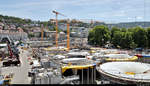 Kelchstützen, Gerüste und Baukräne, soweit das Auge reicht: In der Mittagshitze konnte der Blick über die Baustelle des neuen Stuttgarter Tiefbahnhofs im Zuge des Bahnprojekts