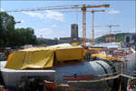 Ein Riesentanker ist in Stuttgart vor Anker gegangen - 

Allmählich vervollständigt sich immer mehr der Rohbau der zukünftigen tiefliegenden Bahnsteighalle des neuen Stuttgarter Hauptbahnhofes. Hier der Blick von einem Fußgängersteg auf den zukünftigen Südkopf des Bahnhofes. 

Vermutlich wirkt das Bauwerk auch wie eine Staumauer der hier dem Tal folgenden Grundwasserströme.

18.07.2021 (M)