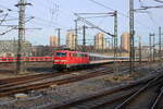 DB 111 189 erreicht mit dem TRI-Ersatzzug als MEX13 den Stuttgarter Hbf.