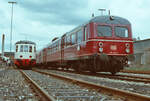 ET 11 01 (DR) und rechts daneben ein Stuttgarter Vorortzug der DB-Baureihe 425 auf einer Feier des BDEF neben dem Stuttgarter Hauptbahnhof.